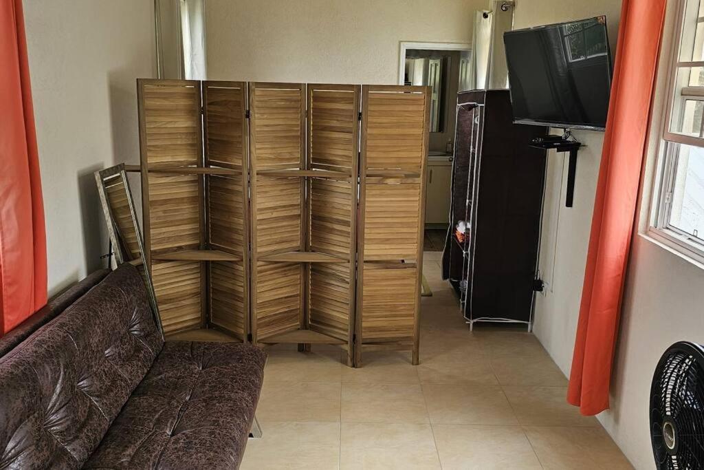 Seclusion Studio Apartment. Saint Philip Exterior photo